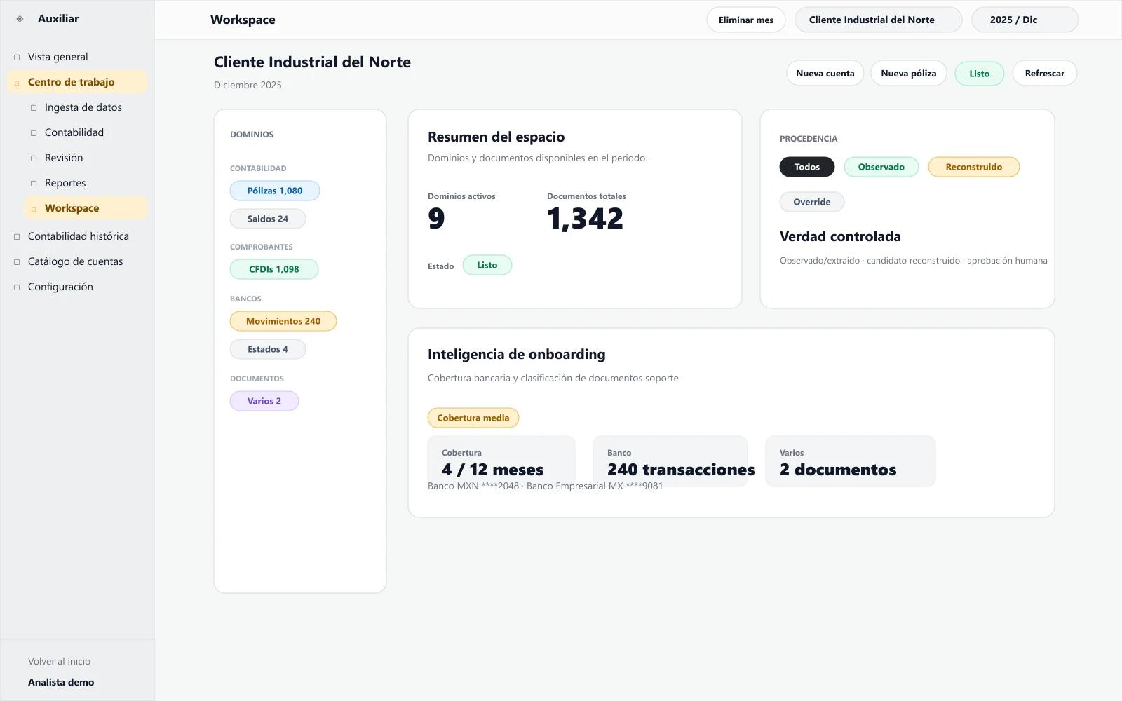 Estación de trabajo contable con evidencia por cliente, auxiliares, balanza y documentos soporte.